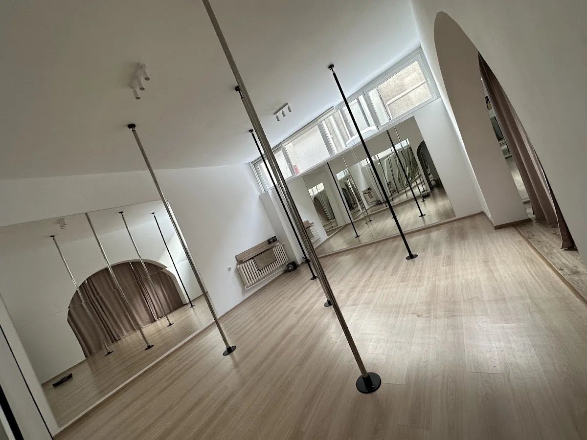 UpStairs POLE DANCE STUDIO